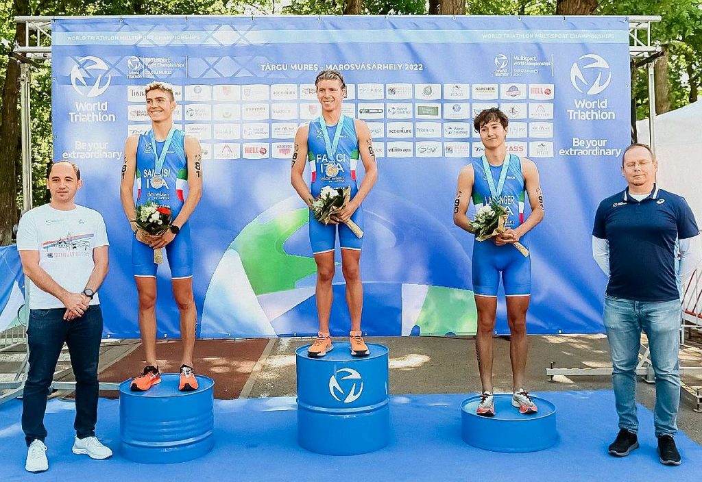 Mondiali Cross Triathlon Targu Mures 2022: il podio Junior tricolore con Ruslan Farci davanti a Niccolò Sancisi e Lukas Lanzinger