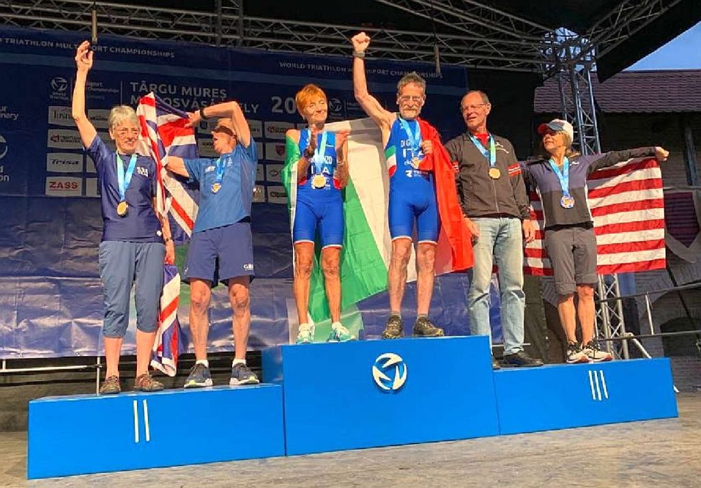 Mondiali Duathlon Sprint 2022 Targu Mures: il podio Age Group 70-74 con il successo degli azzurri Lucia Soranzo e Normanno Di Gennaro