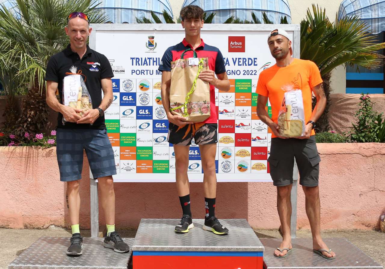 Triathlon Costa Verde 2022: il podio maschile, vince Paolo Piras