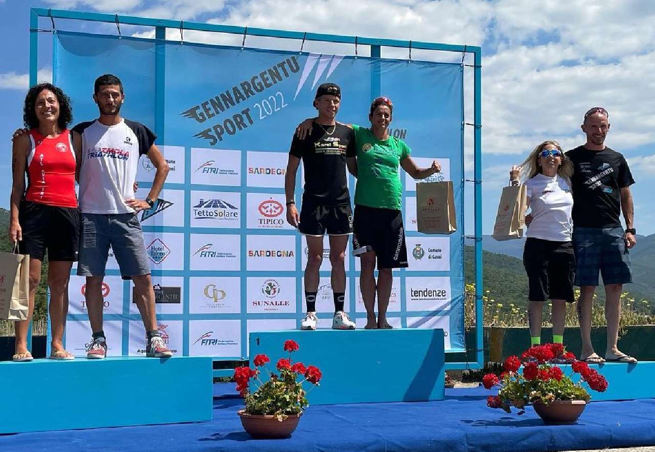 Il podio assoluto del 1° Triathlon Cross Gennargentu 2022, vincono Eleonora Peroncini e Ruslan Farci