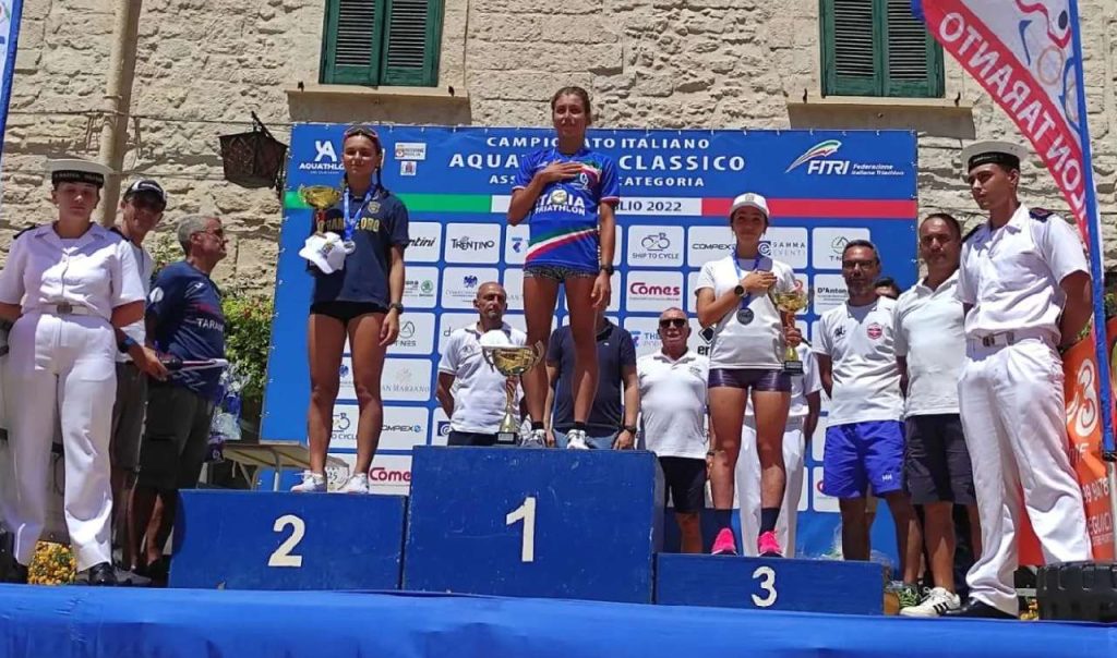 Campionati Italiani Aquathlon 2022 a Taranto: il podio assoluto femminile, vince Nicoletta Santonocito