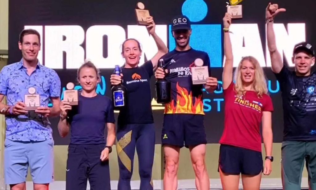 Jenni Paglia, al centro, vince la categoria F35 all'Ironman Austria 2022