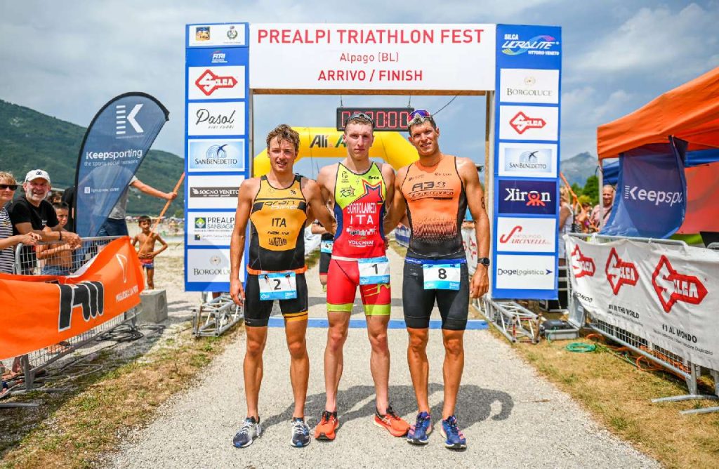 Il podio maschile del Triathlon Silca Cup Alpago 2022: vince Michele Bortolamedi