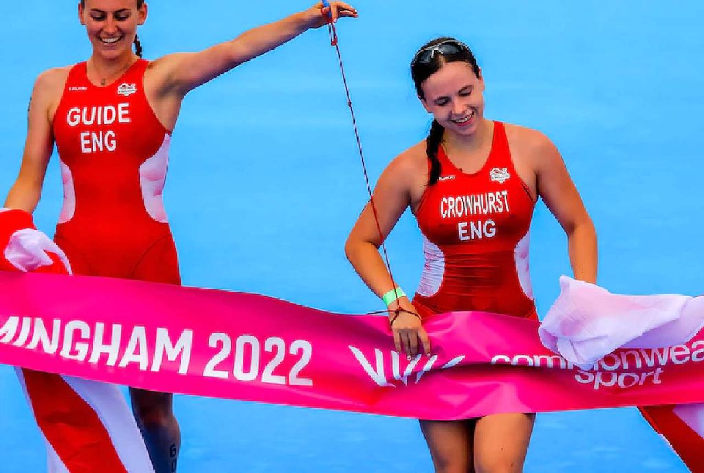 La paratriatleta inglese  non vedente Katie Crowhurst vince i Commonwealth Games 2022
