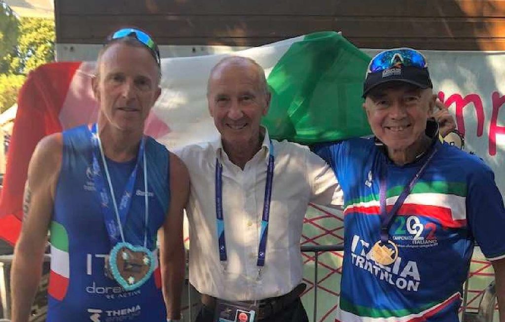 Carlo Simongini, Renato Bertrandi (Presidente ETU) e Gherardoo Mercati agli Europei di triathlon sprint 2022 di Monaco di Baviera