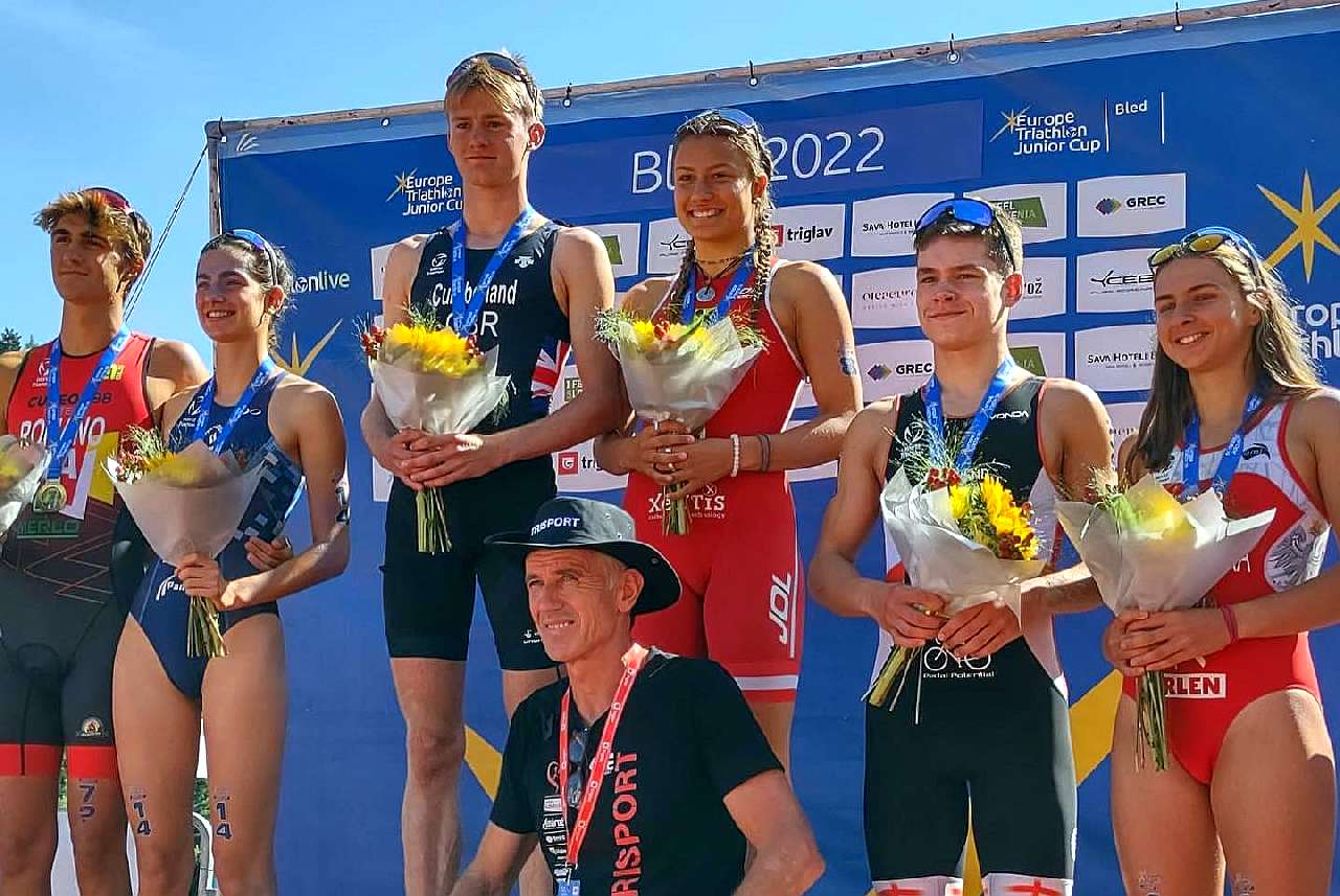 Il podio della Europe Triathlon Junior Cup Bled 2022, argento per Sara Crociani e Simeone Romano