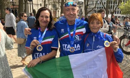 La tripletta d’oro di Gherardo agli Europei di Bilbao: “Se vuoi la pace dell’anima, preparati alla guerra nel triathlon”. Il video del suo arrivo