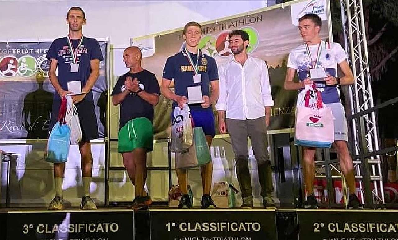 Fiorenzo Angelini vince The Night of Triathlon Costa Riviera Apuana 2022, trasformato in duathlon sprint