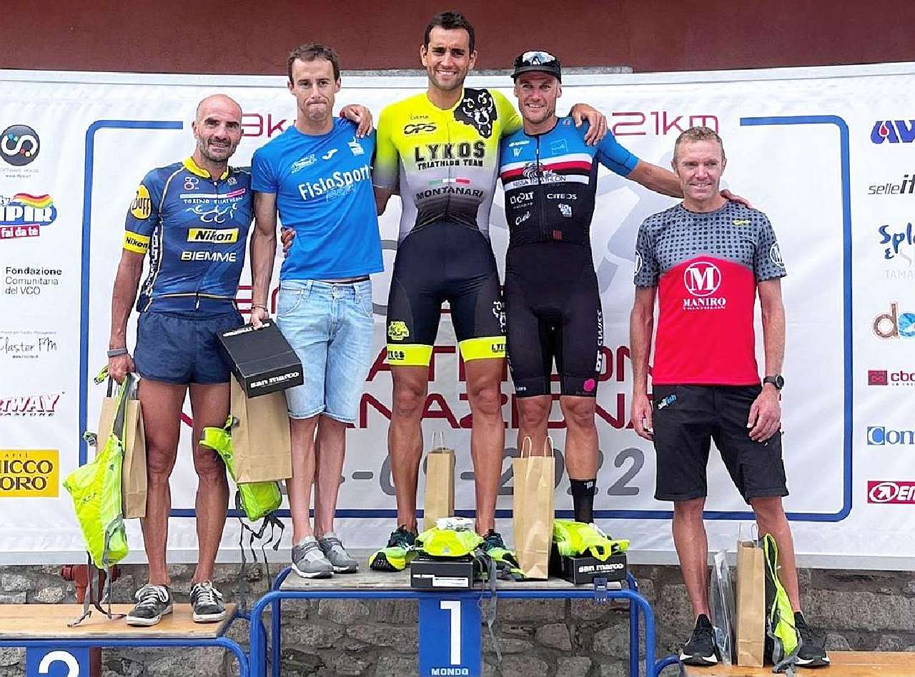 Il podio maschile del Triathlon di Mergozzo 2022, vince Matteo Montanari