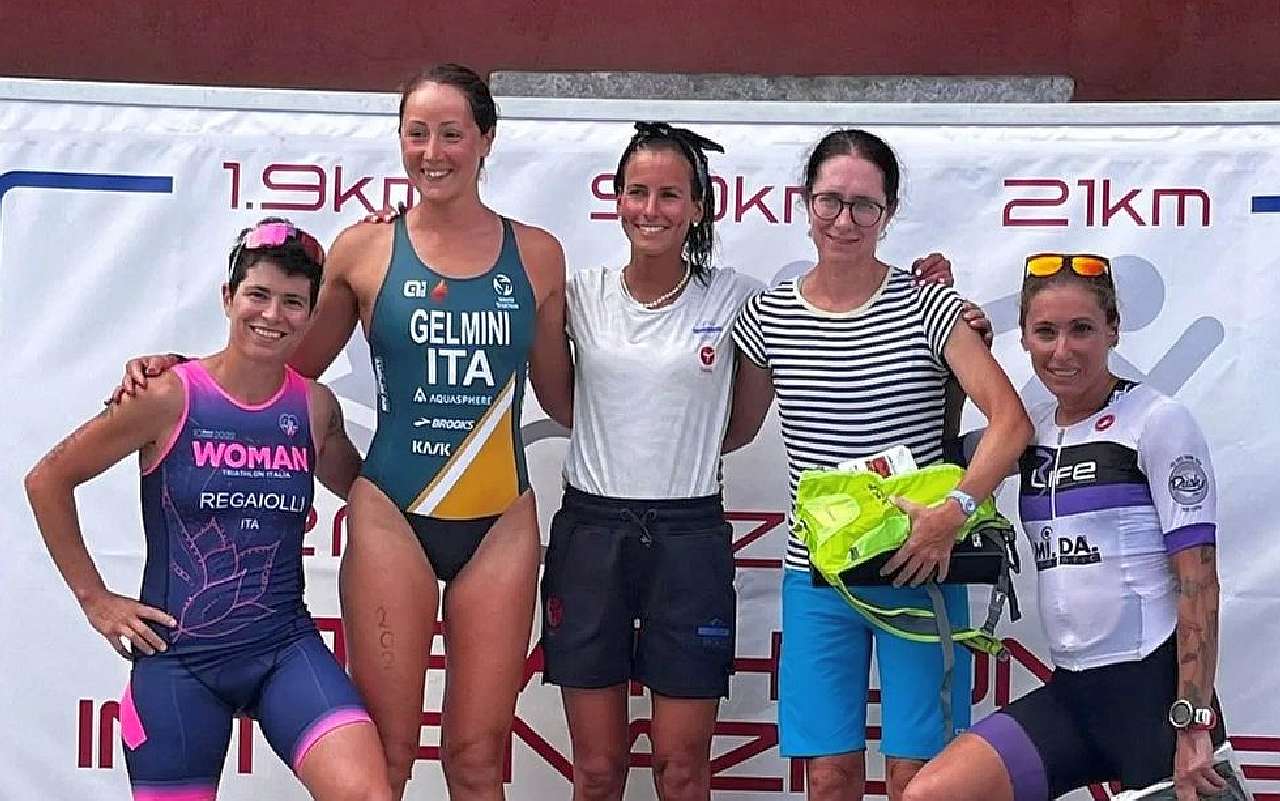 Il podio femminile del Triathlon di Mergozzo 2022, vince Arianna Valenti