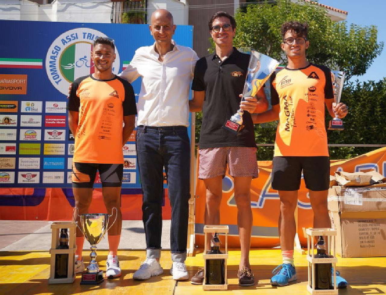 Il podio maschile del Triathlon Sprint Trani 2022, vince Alessandro D'Ambrosio