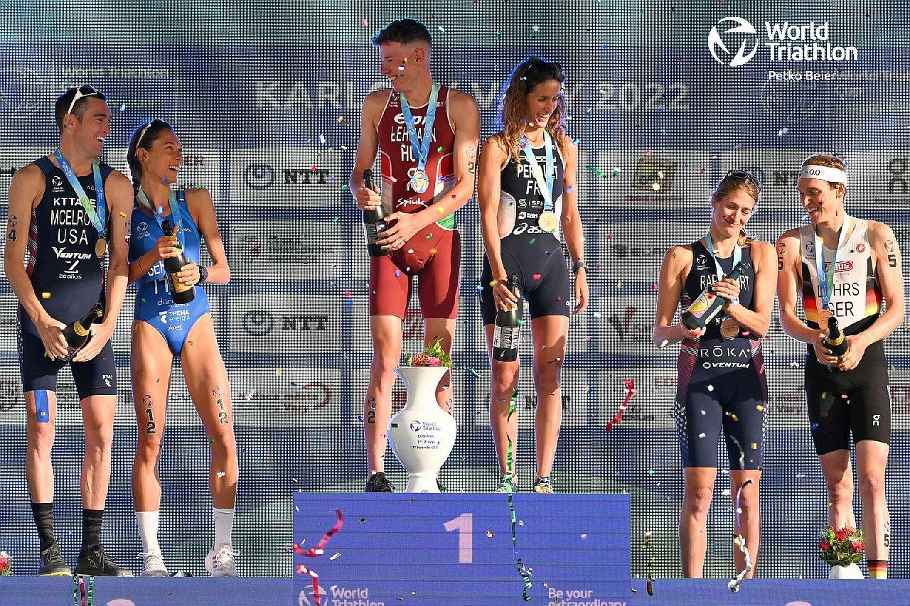 Il podio della Il podio 2022 della World Triathlon Cup Karlovy Vary: Bianca Seregni è 2^, vincono Leonie Periault e Csongor Lehmann