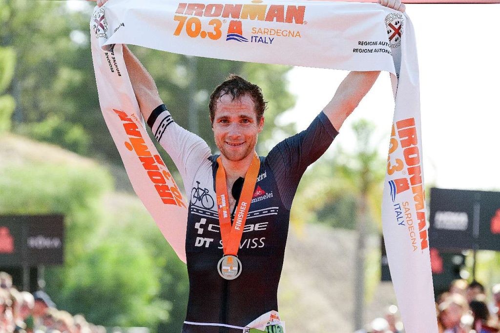 Lo svizzero Benjamin Ueltschi ha vinto l'Ironman 70.3 Sardegna 2022