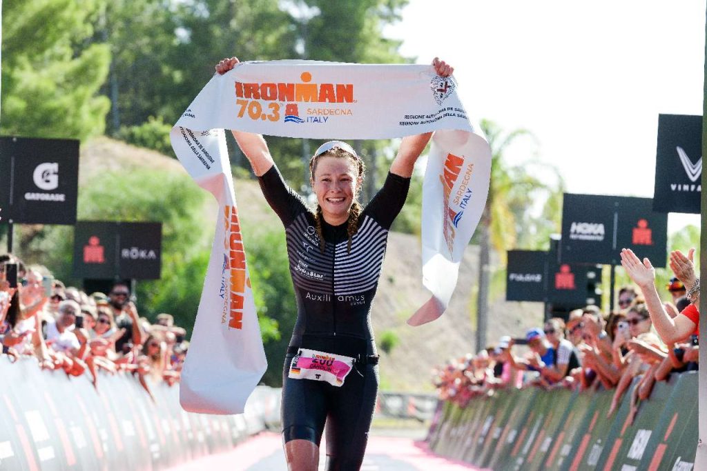 La tedesca Carolyn Mayer ha vinto l'Ironman 70.3 Sardegna 2022