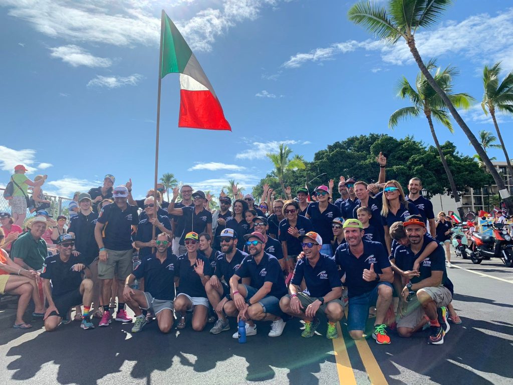 I triatleti italiani alla Parata delle Nazioni dell'Ironman World Championship 2022 di Kona, Hawaii