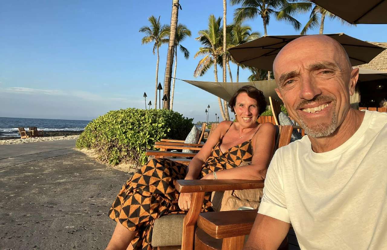 Mauro Ciarrocchi, capitano dei finisher al Mondiale Ironman di Kona, nel post gara hawaiano con sua moglie Ornella