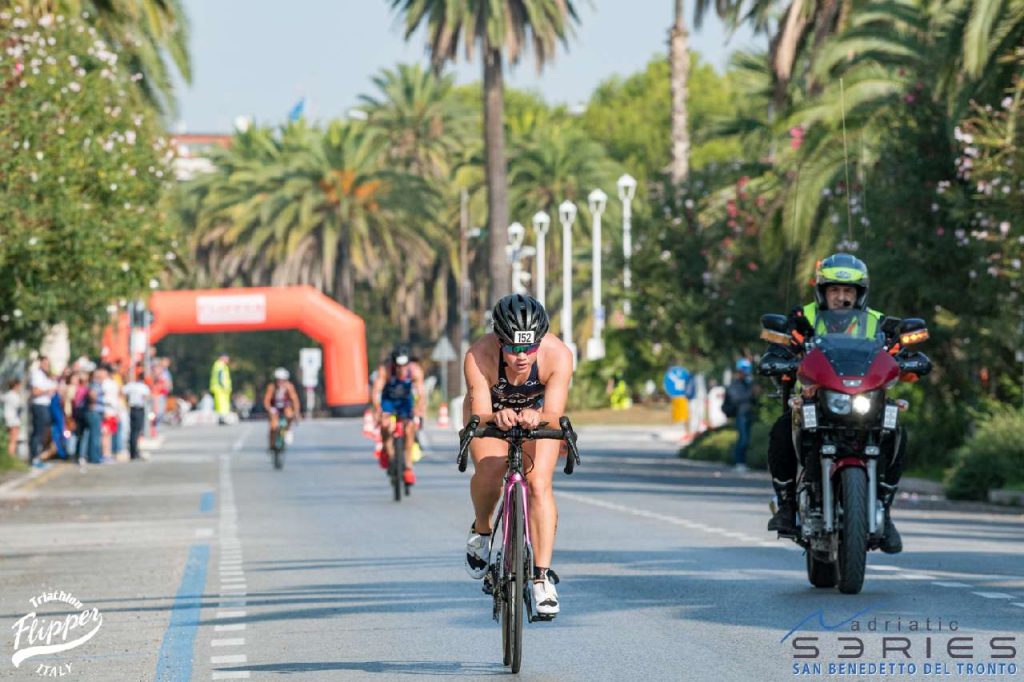 Alessia Righetti impegnata nella frazione ciclistica del Triathlon Sprint San Benedetto del Tronto 2022 (Foto: Roberto Del Bianco / Adriatic Series)