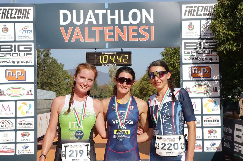 Il podio femminile del Duathlon Valtenesi 2022, vince Silvia Visaggi