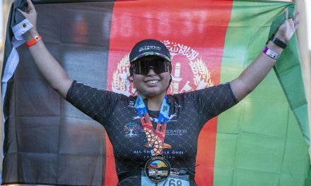 Zeinab Rezaie prima donna afgana a terminare un Mondiale Ironman 70.3: “Il triathlon mi ha cambiato la vita e dato voce per difendere i diritti delle donne nel mio paese”