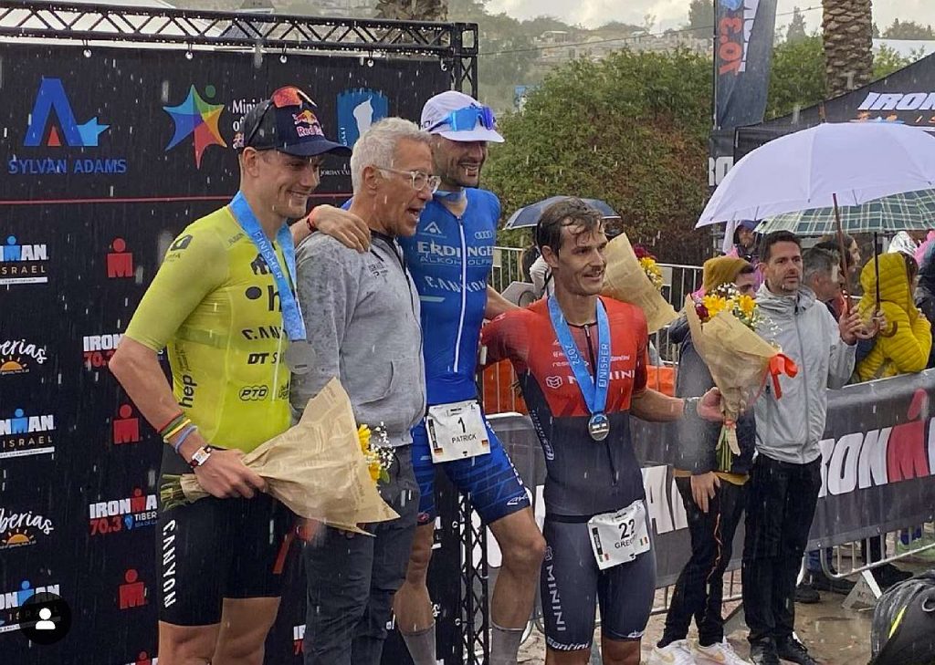 Il podio dell'Ironman Israel 2022, con lo strepitoso esordio di Gregory Barnaby che gli vale il 3° posto assoluto, la nuova miglior prestazione italiana sulla distanza e lo slot per Kona 2023
