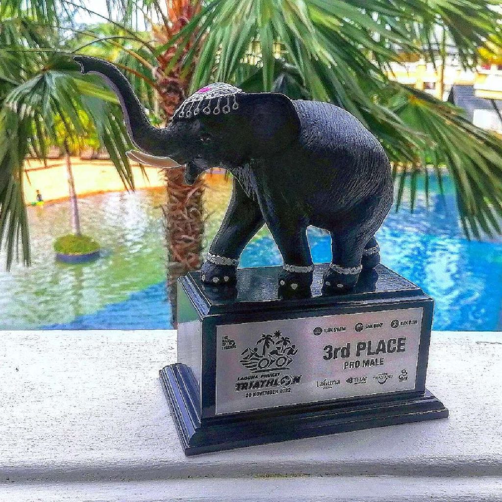 Il trofeo per il terzo posto di Massimo Cigana al Laguna Phuket Triathlon 2022