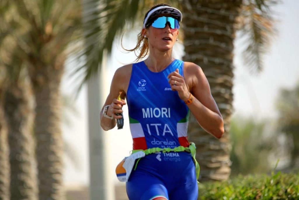 Alberta Miori argento di categoria ai Mondiali di triathlon olimpico 2022 ad Abu Dhabi (Foto FITri)