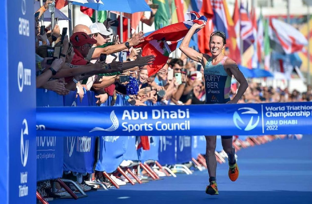 Quarto titolo iridato per Flora Duffy il 26 novembre 2022 ad Abu Dhabi, la più grande di tutti i tempi, al traguardo della Grand Final WTCS 2022 di Abu Dhabi (Foto: World Triathlon)
