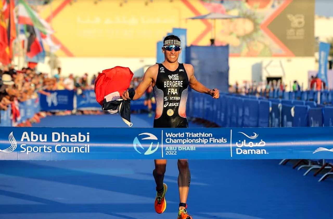 Il 26 novembre 2022, il francese Leo Bergere vince la Grand Final WTCS 2022 ad Abu Dhabi e si aggiudica il titolo iridato (Foto: World Triathlon)