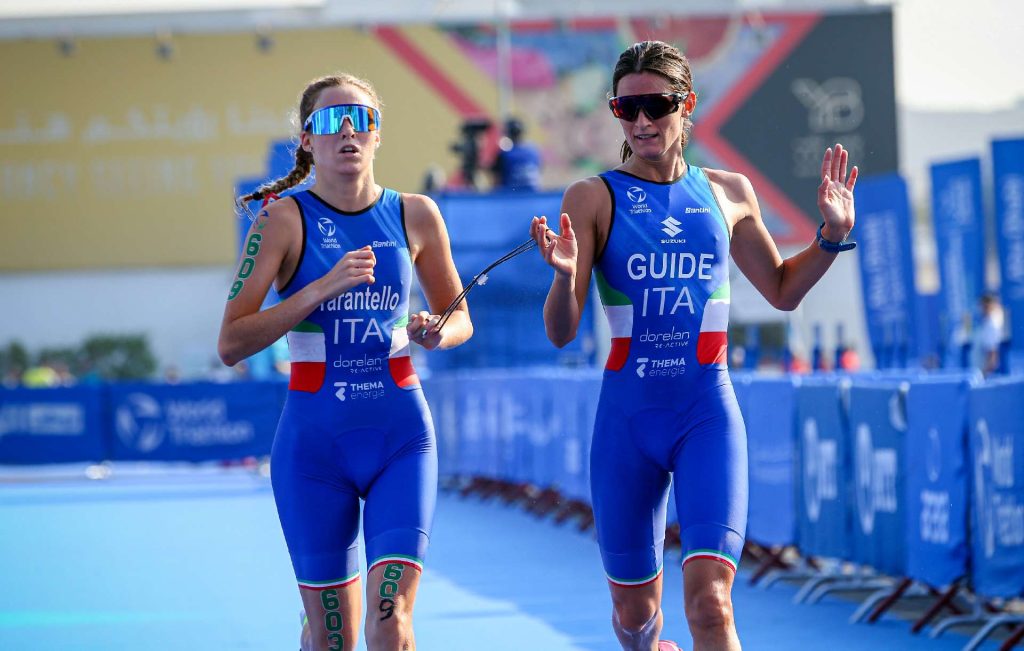Francesca Tarantello e Silvia Visaggi sono d'argento ai Mondiali di Paratriathlon 2022 ad Abu Dhabi (Foto World Triathlon)