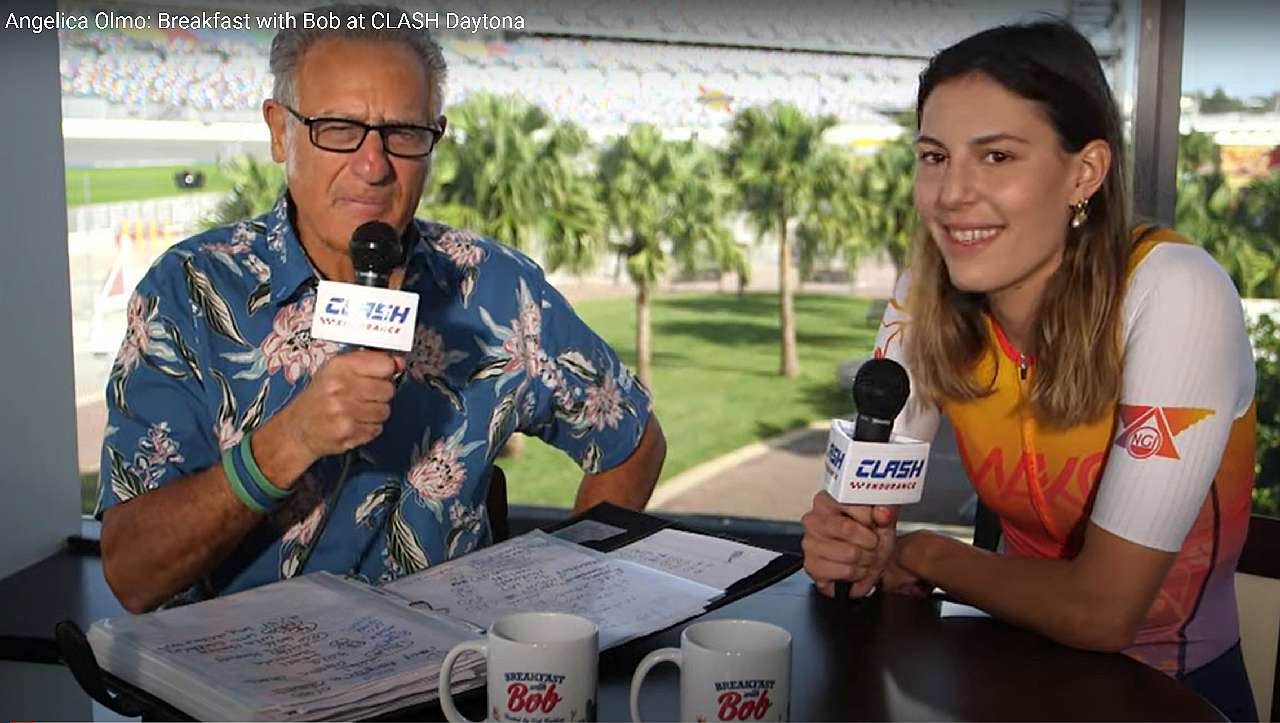 Angelica Olmo intervistata da Bob Babbitt prima del via del Clash Daytona del 2 dicembre 2022