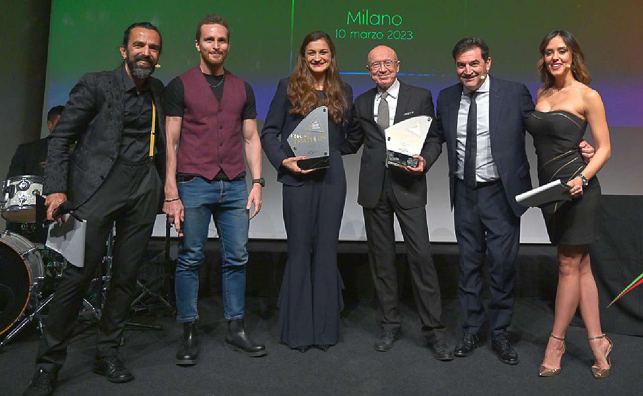 Gala del Triathlon 2023, la premiazione Age Group con Fabia Maramotti e Gherardo Mercati (Foto: Tiziano Ballabio / FITri)