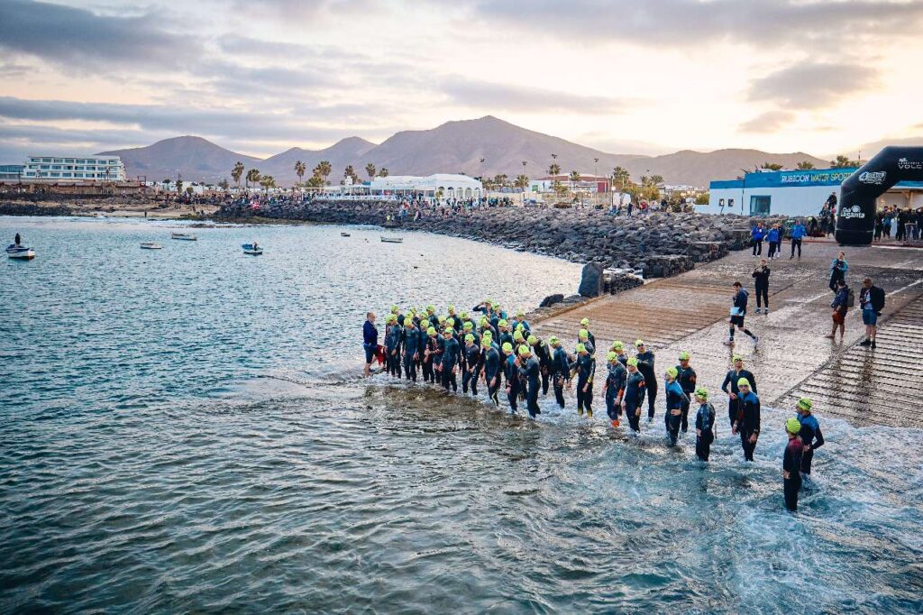 La partenza PRO dell'Ironman 70.3 Lanzarote 2023