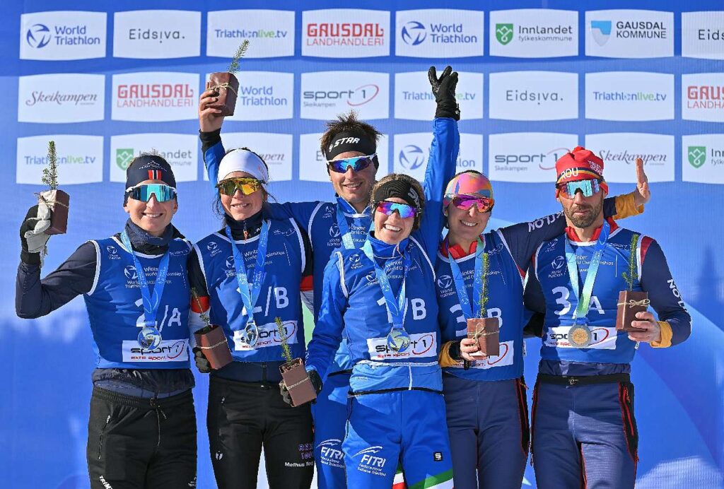 Il podio dei Mondiali a Staffetta 2x2 di Winter Triathlon 2023 a Skeikampen: vince l'Italia con Sandra Mairhofer e Franco Pesavento!