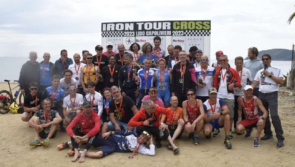 Iron Tour Cross 2023, foto di gruppo dopo l'ultima tappa