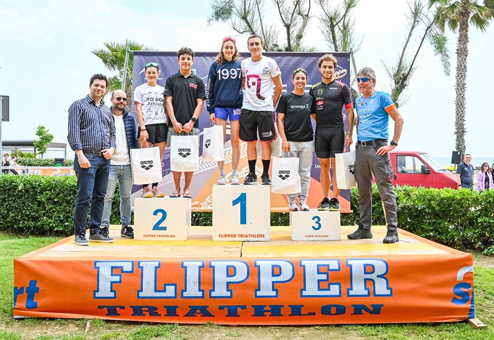 Il podio assoluto dell'Adriatic Series Cupra Marittima Triathlon Sprint 2023, vincono Sofia Spreafico e Federico Perticari (Foto: Roberto Del Bianco / Flipper Triathlon)