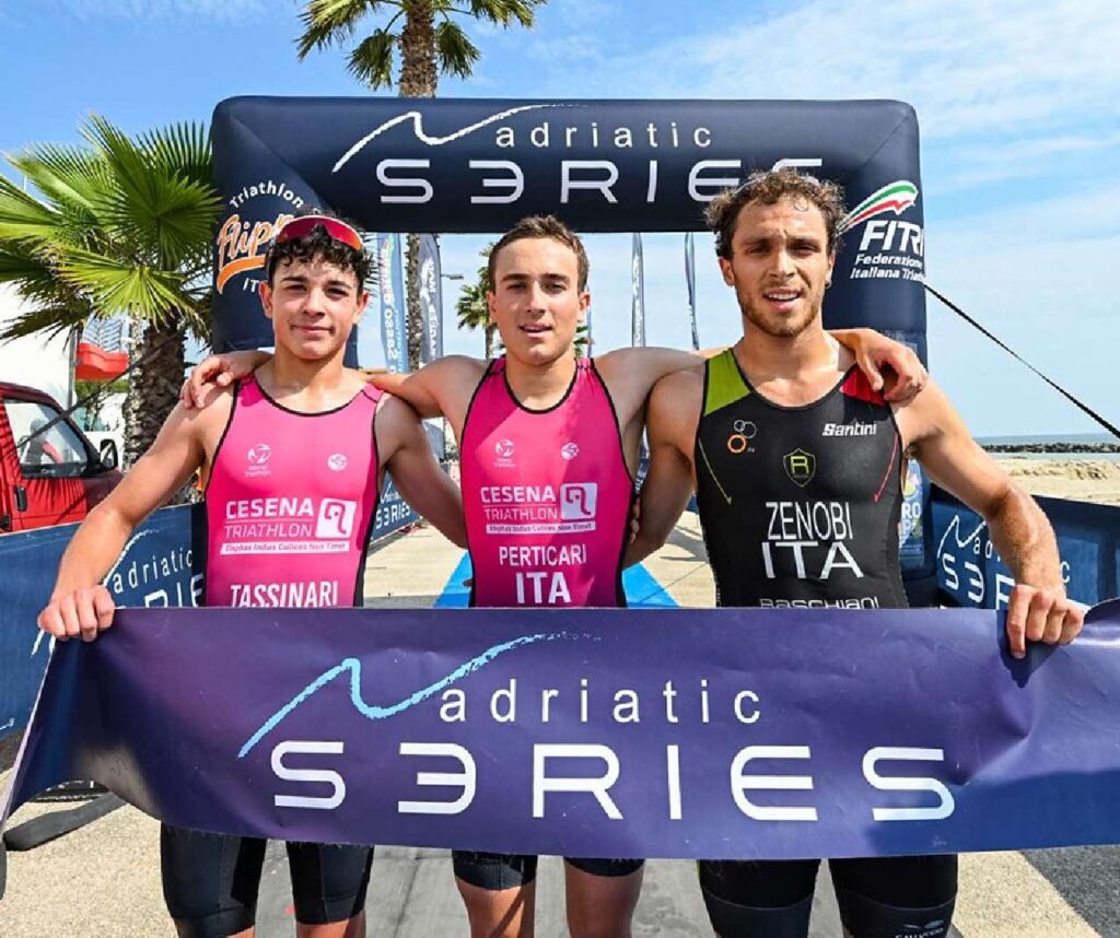 Il podio assoluto maschile dell'Adriatic Series Cupra Marittima Triathlon Sprint 2023, vince Federico Perticari (Foto: Roberto Del Bianco / Flipper Triathlon)
