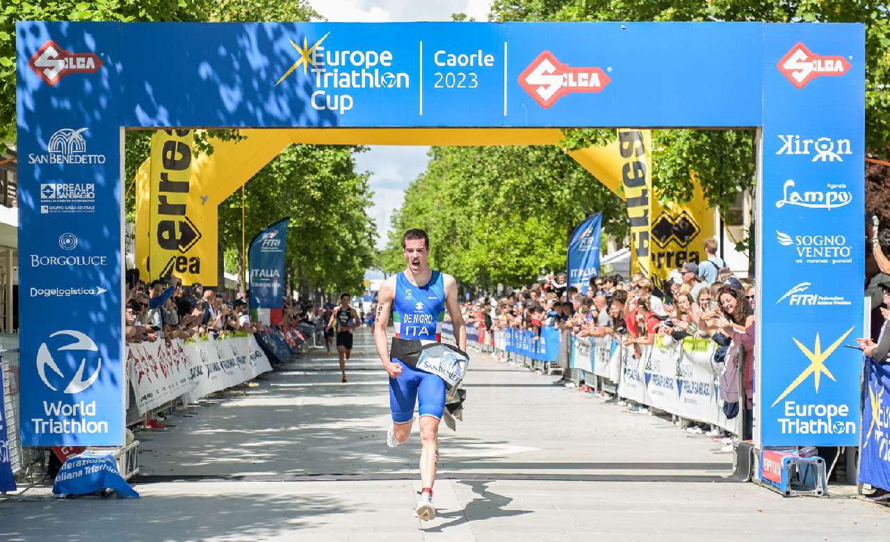 Splendida vittoria, per il terzo anno consecutivo, di Euan De Nigro alla Europe Triathlon Junior Cup 2023 di Caorle