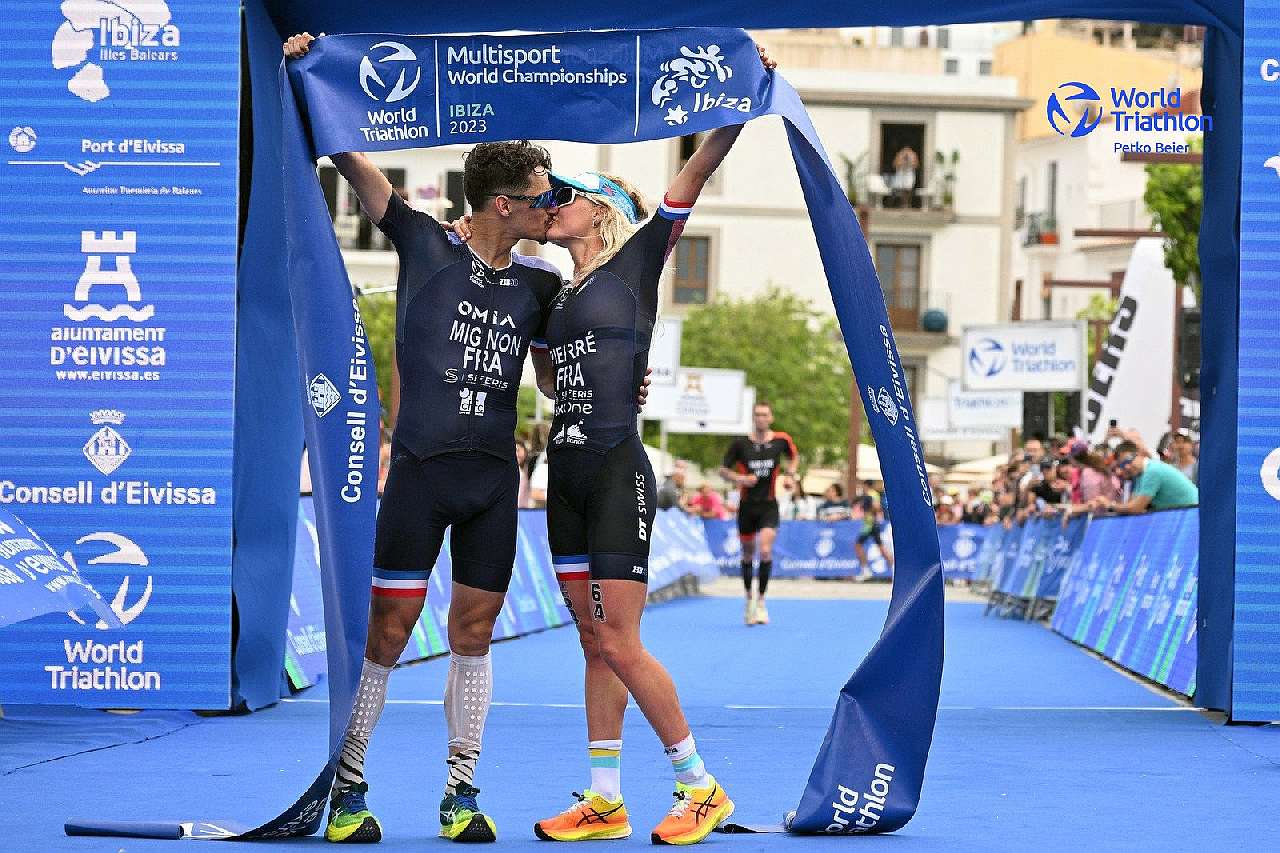 I francesi Marjolaine Pierrè e Clement Mignon, compagni nella vita e compagni di nazionale, vincono il Mondiale di Triathlon Lungo 2023 a Ibiza