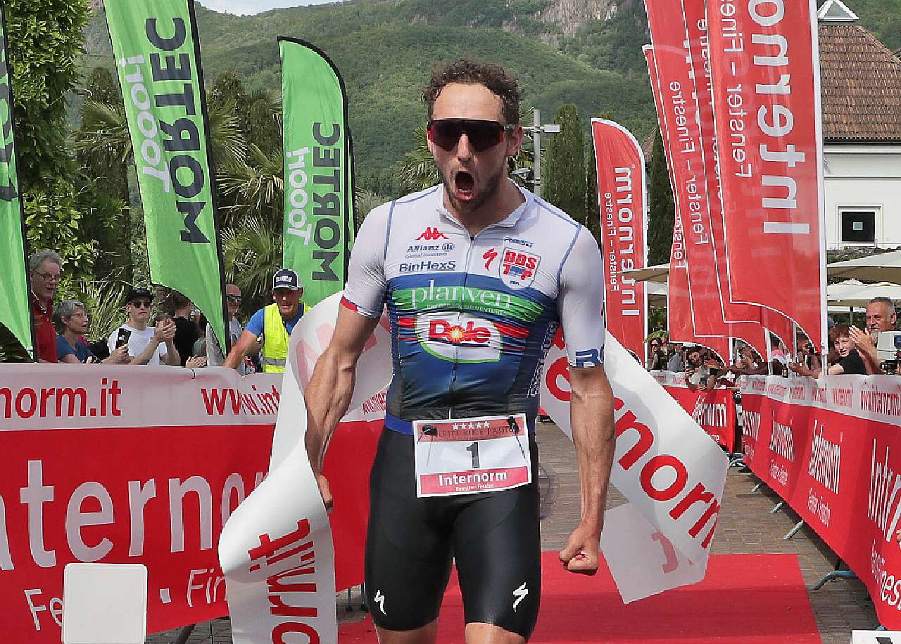 L'arrivo trionfante di Stefano Micotti, vincitore del Triathlon di Caldaro 2023