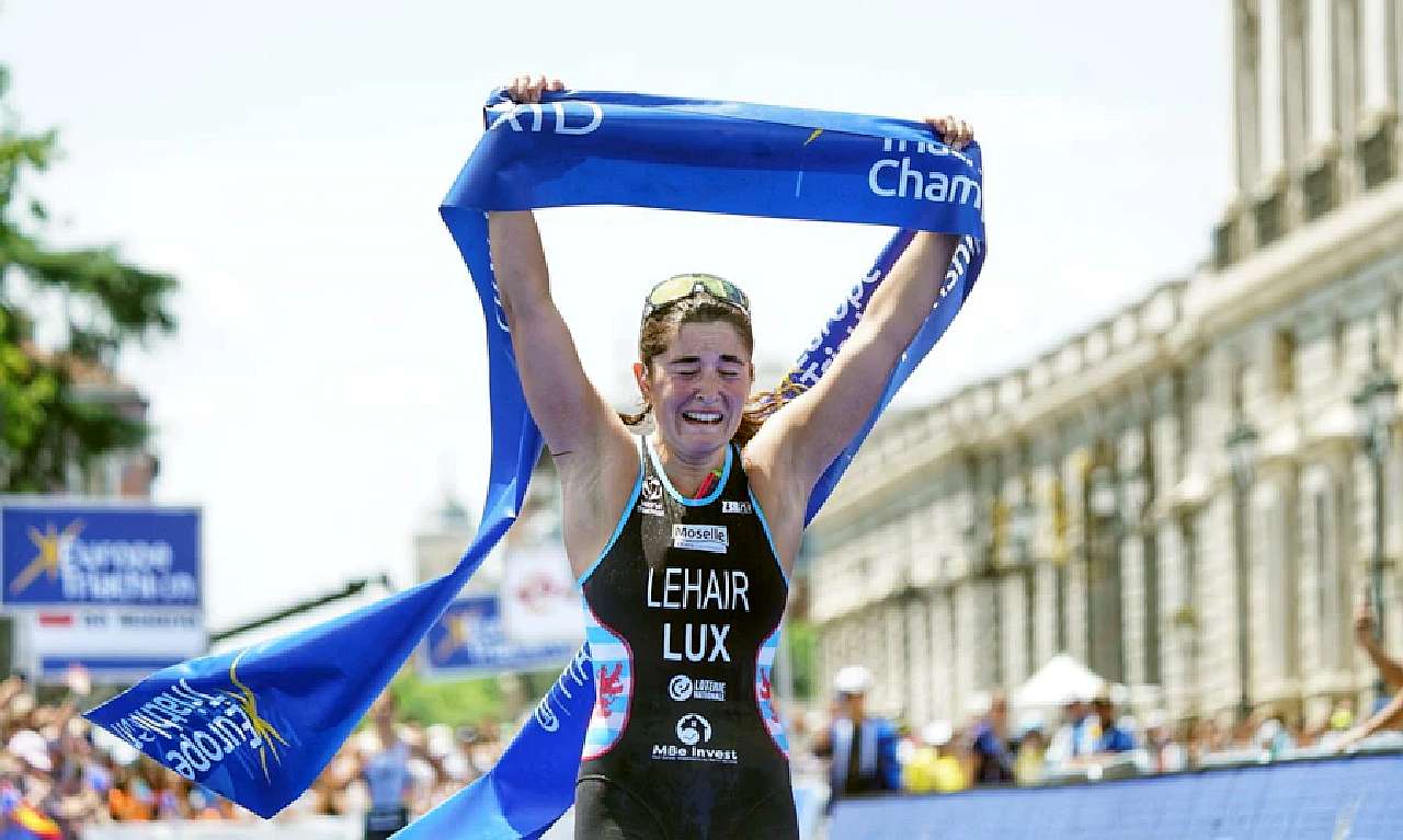 Jeanne Lehair vince l'oro agli Europei di Triathlon Olimpico Elite 2023 (trasformati in duathlon) di Madrid