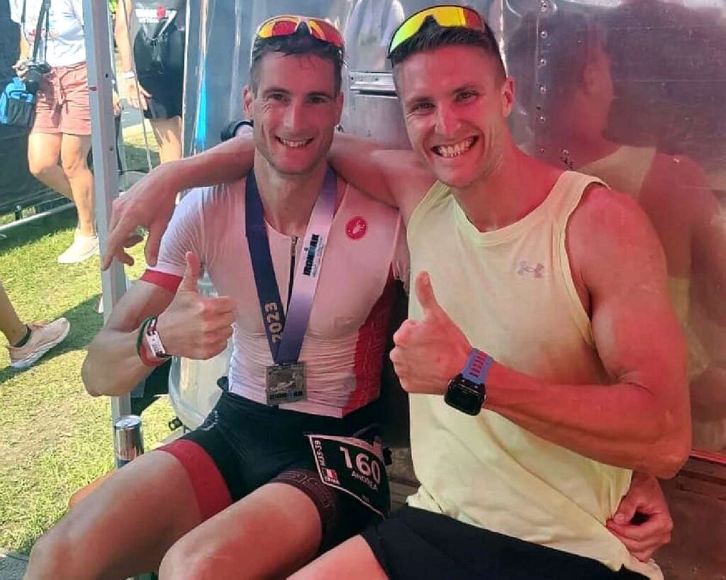 Andrea Mauri felice al traguardo dell'Ironman Austria 2023 insieme a suo fratello Moreno