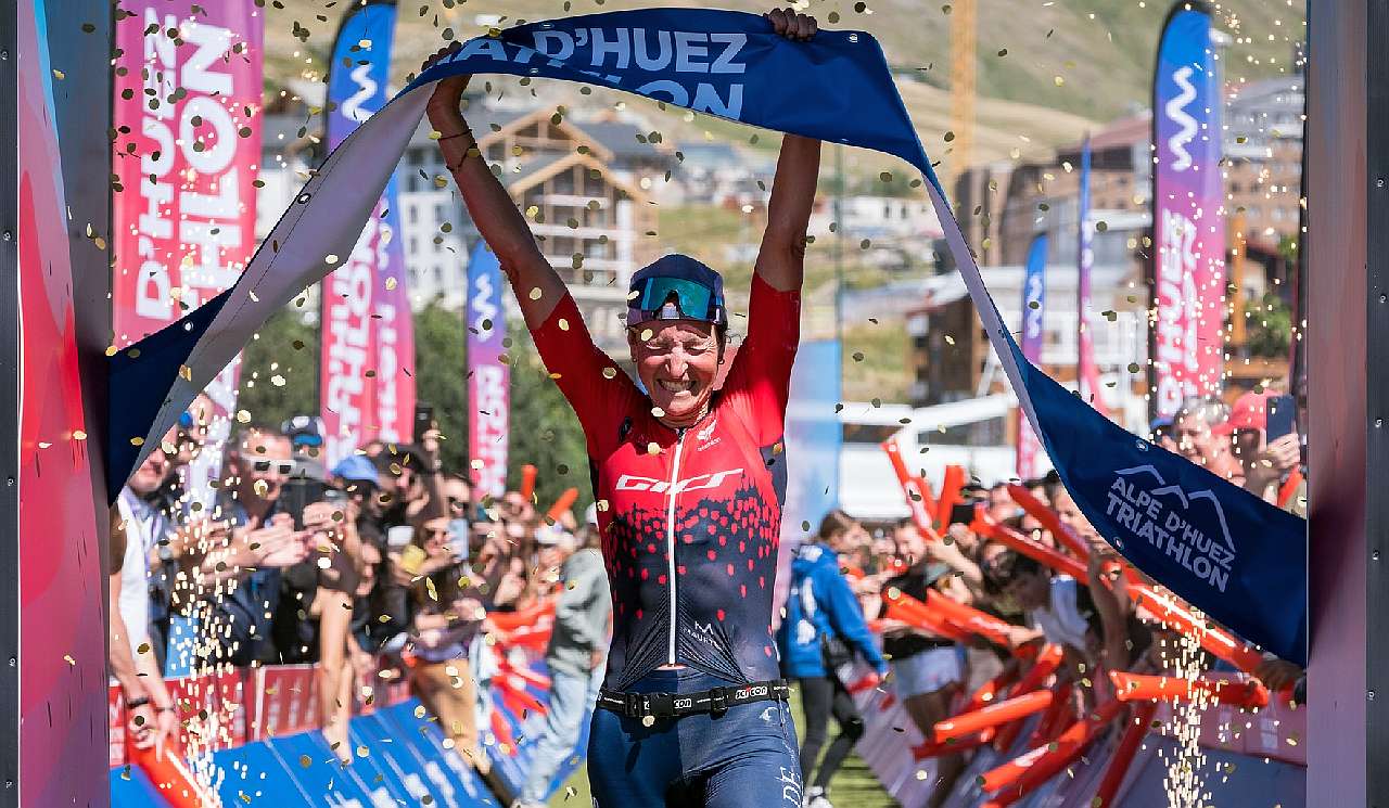 La prova L Alpe d'Huez Triathlon 2023 è vinta dalla francese Jeanne Collonge