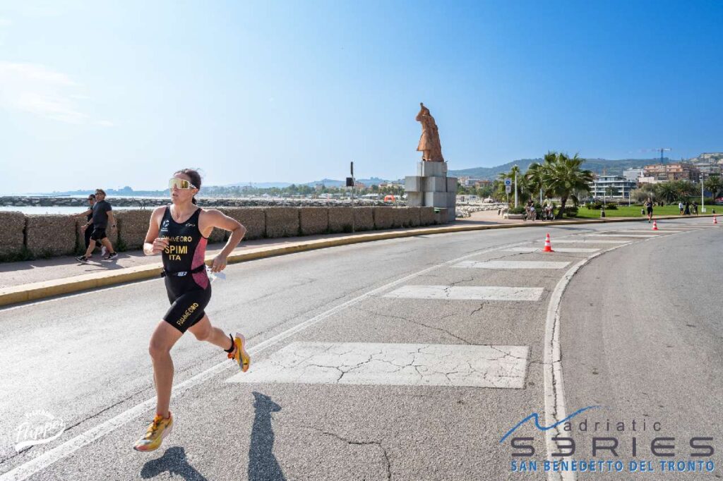 Sharon Spimi domina l'Adriatic Series San Benedetto del Tronto 2023 (Foto Roberto Del Bianco / Flipper Triathlon)