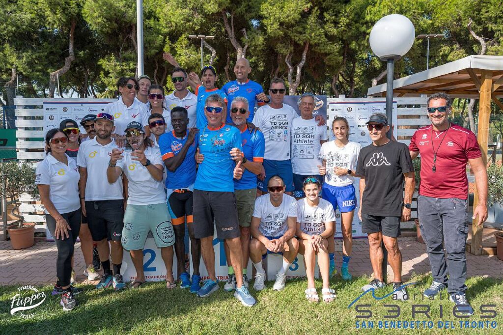 La premiazione finale del circuito Adriatic Series 2023 al termine dell'ultima prova di San Benedetto del Tronto: vince la Flipper Triathlon! (Foto Roberto Del Bianco / Flipper Triathlon)