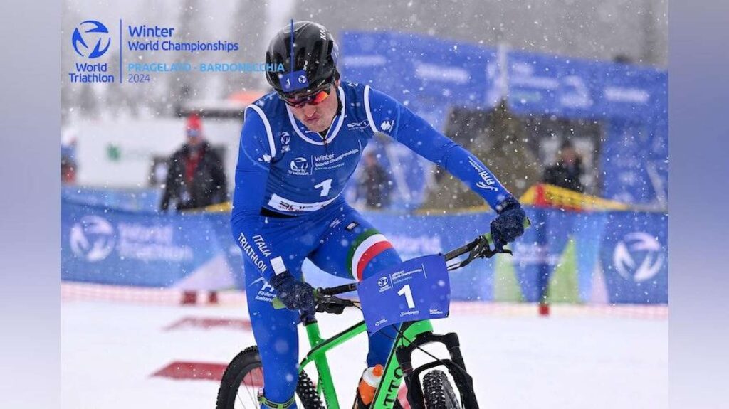 Franco Pesavento in azione col body azzurro nel Winter Triathlon (© World Triathlon)