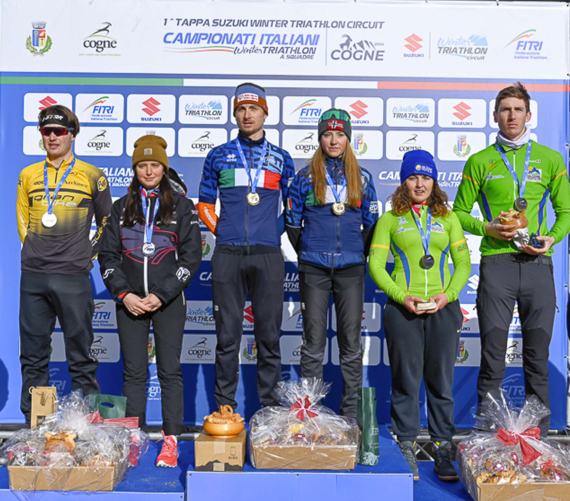 Il podio dei Campionati Italiani di Winter Triathlon a Squadre disputatisi a Cogne il 14 gennaio 2024: vittoria per la Trisports.it con Alessandro Saravalle e Axelle Vicari
