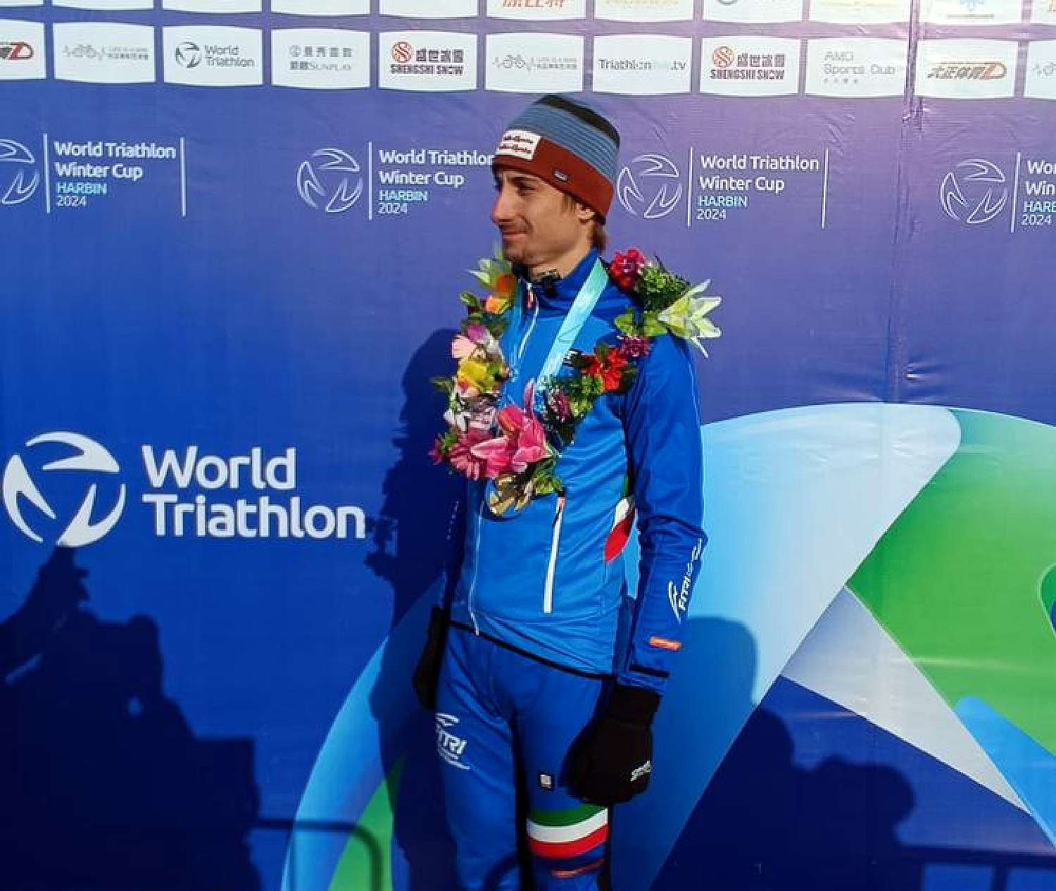 Alessandro Saravalle sul podio della World Triathlon Winter Cup Harbin del 3 febbraio 2024 (Foto © FITri)