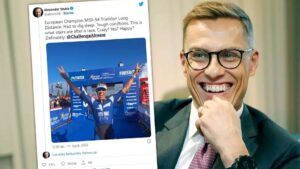 Il neo Presidente finlandese Alexander Stubb mostra il suo tweet dopo la vittoria del titolo europeo al Challenge Almere 2022 (Foto account twitter @alexstubb)