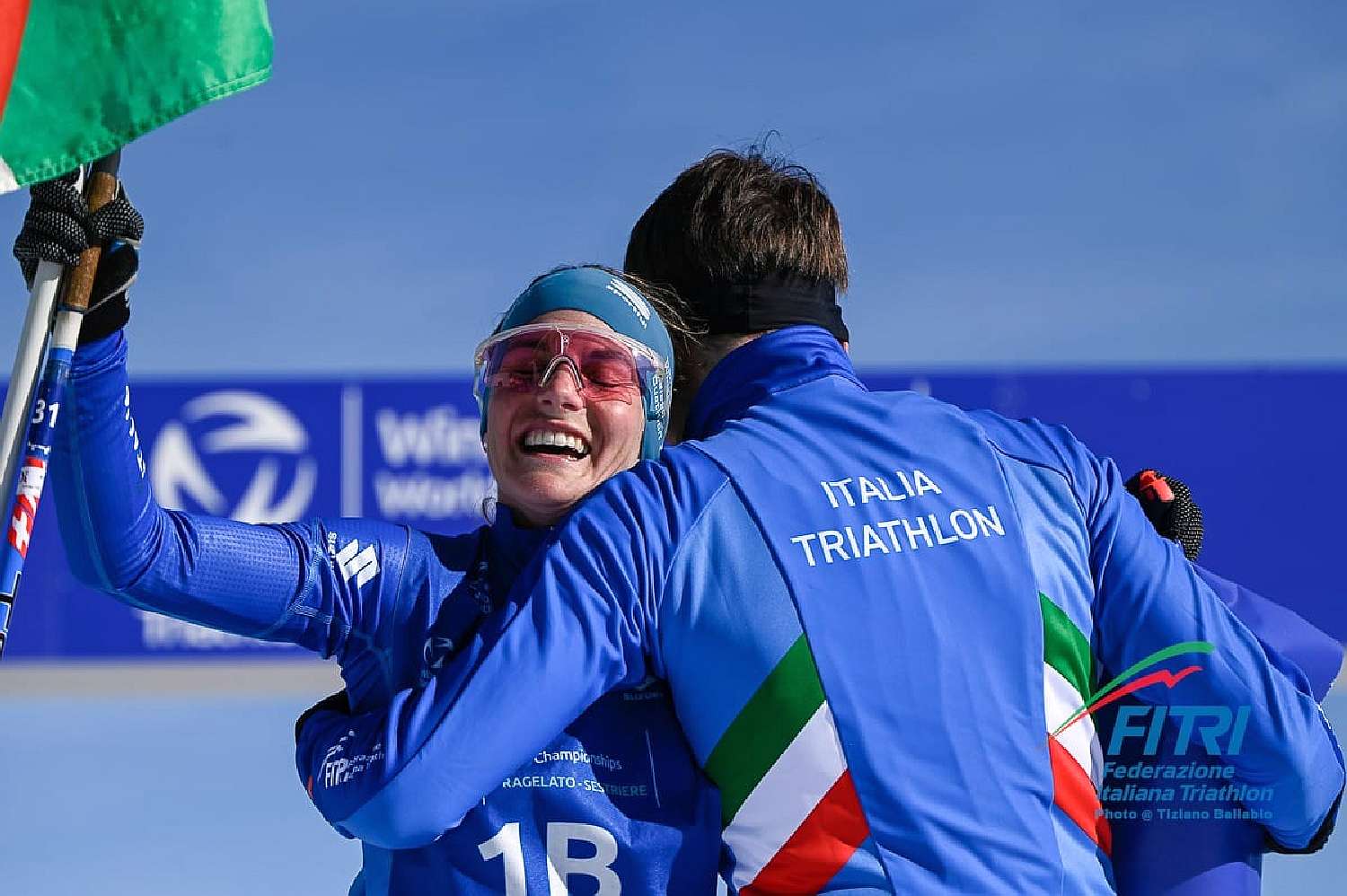 Il trionfo azzurro di Sandra Mairhofer e Franco Pesavento nel Mondiale Mixed Relay Winter Triathlon 2024 di Pragelato (© Tiziano Ballabio / FITri)