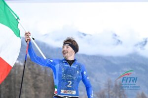 Franco Pesavento oro ai Mondiali di Winter Triathlon 2024 a Pragelato (© Tiziano Ballabio / FITri)